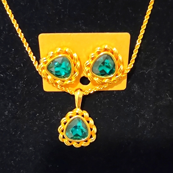 Women's Swarovski Crystal Emerald Green  Earrings and Necklace Set - Picture 2 of 9